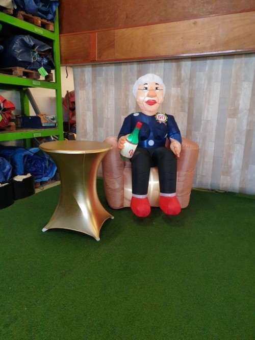 Indoor Sarah zittend op stoel 2,3m